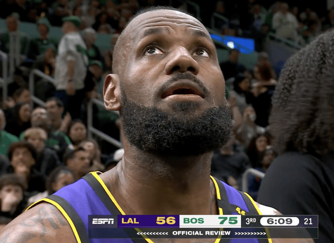 关于詹姆斯官方宣布败北新规，勇士引发争议！比赛高潮迭起的信息